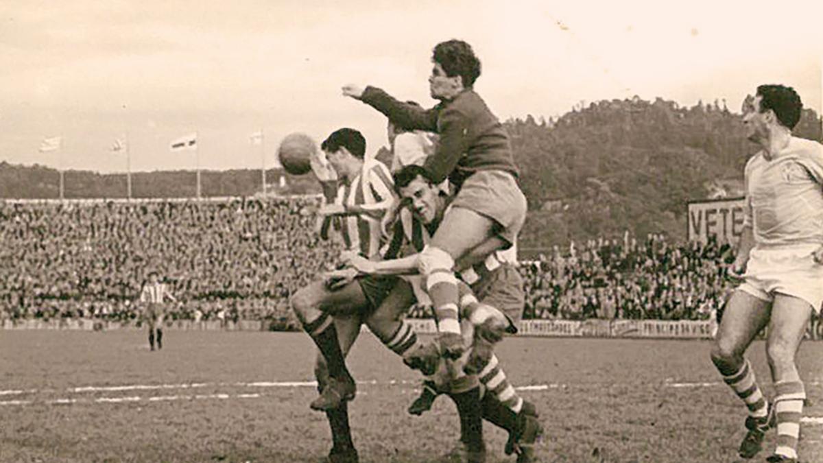 Ramón Allegue, conocido como &quot;Tigre Padrón&quot;, despeja un balón en un partido con el Celta