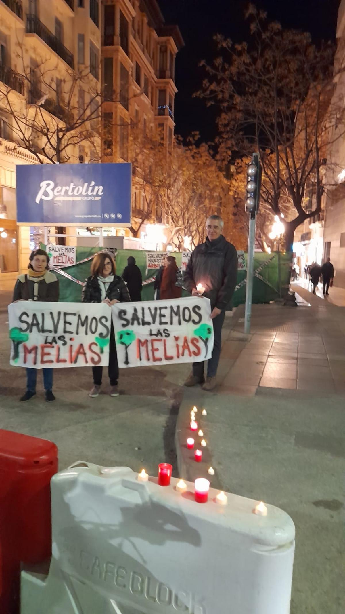 Un momento de la vigilia, con velas junto a los carteles de protesta y las obras.