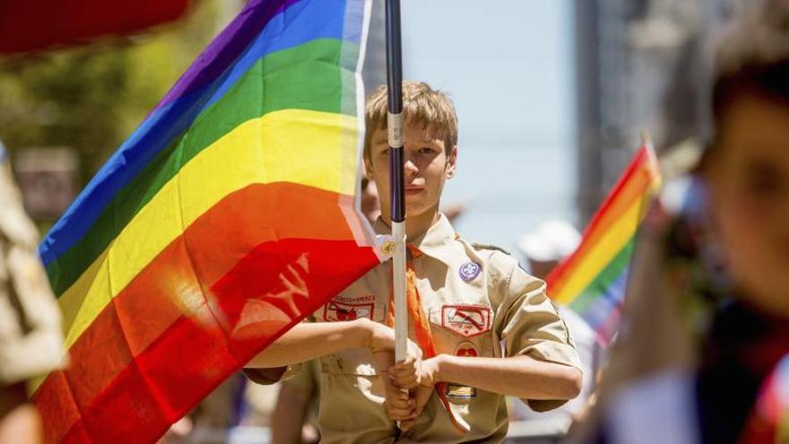 Un miembro de los &#039;Boy Scouts&#039;&#039; luce la bandera del arco iris.