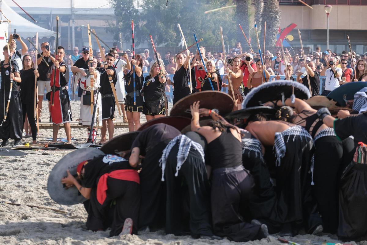 Las mejores imágenes del Desembarco de las fiestas de Moros y Cristianos de Santa Pola
