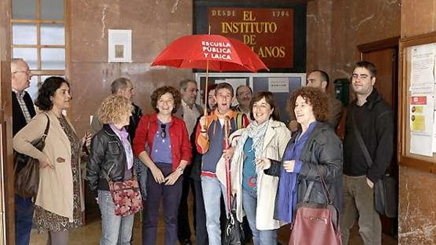 Miembros del colectivo por la escuela pública, antes de la reunión.