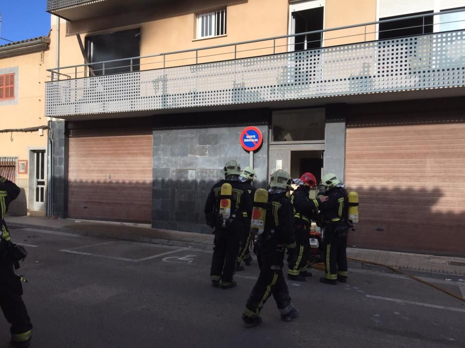 Rescatan a una decena de vecinos de la azotea de una finca tras un incendio en Manacor