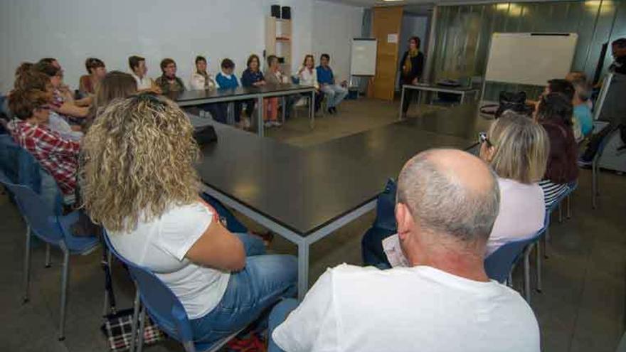 Miembros de la Asociación de Fibromialgia en una reciente reunión en el Centro Cívico y Social.