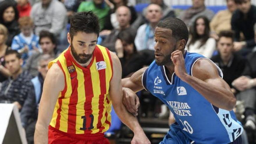 Navarro bota el balón ante el alero Jason Robinson.