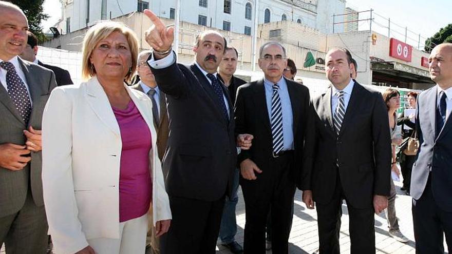 La comitiva se detuvo ayer unos minutos a la puerta de la estación del tren Elche-Parque antes de penetrar en el vestíbulo de las instalaciones