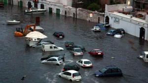 Daños materiales en el puerto menorquino de Ciudadela tras el paso de una rissaga, en junio de 2006.