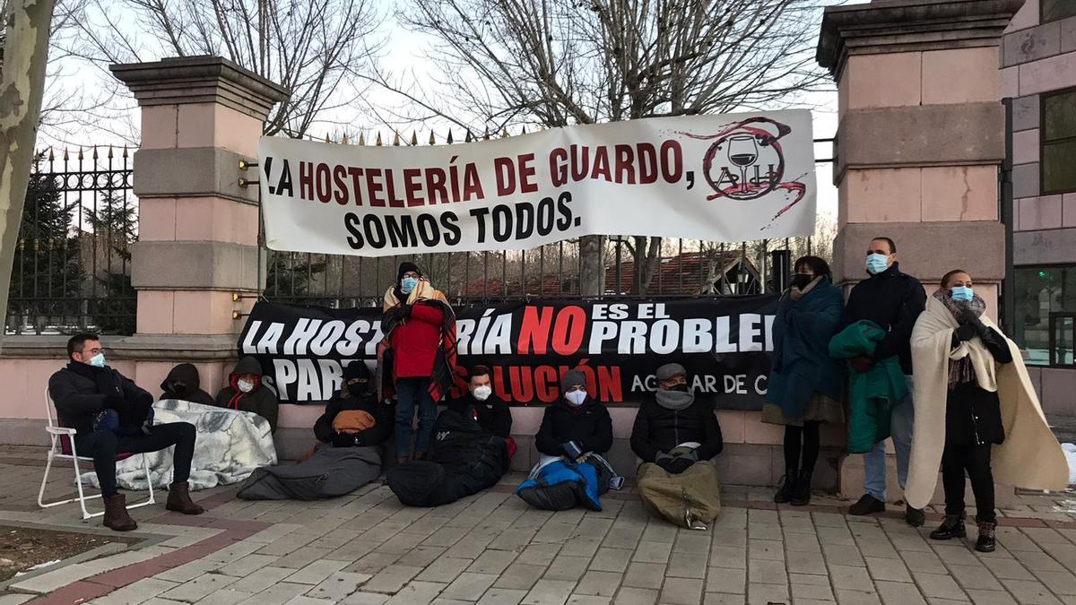 Hosteleros protestan en las puertas de la Presidencia de la Junta de Castilla y León de Valladolid.