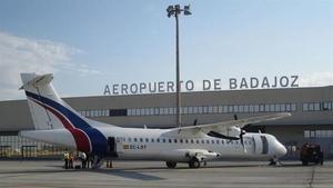 Un avión parado en el aerupuerto de Badajoz (Extremadura).