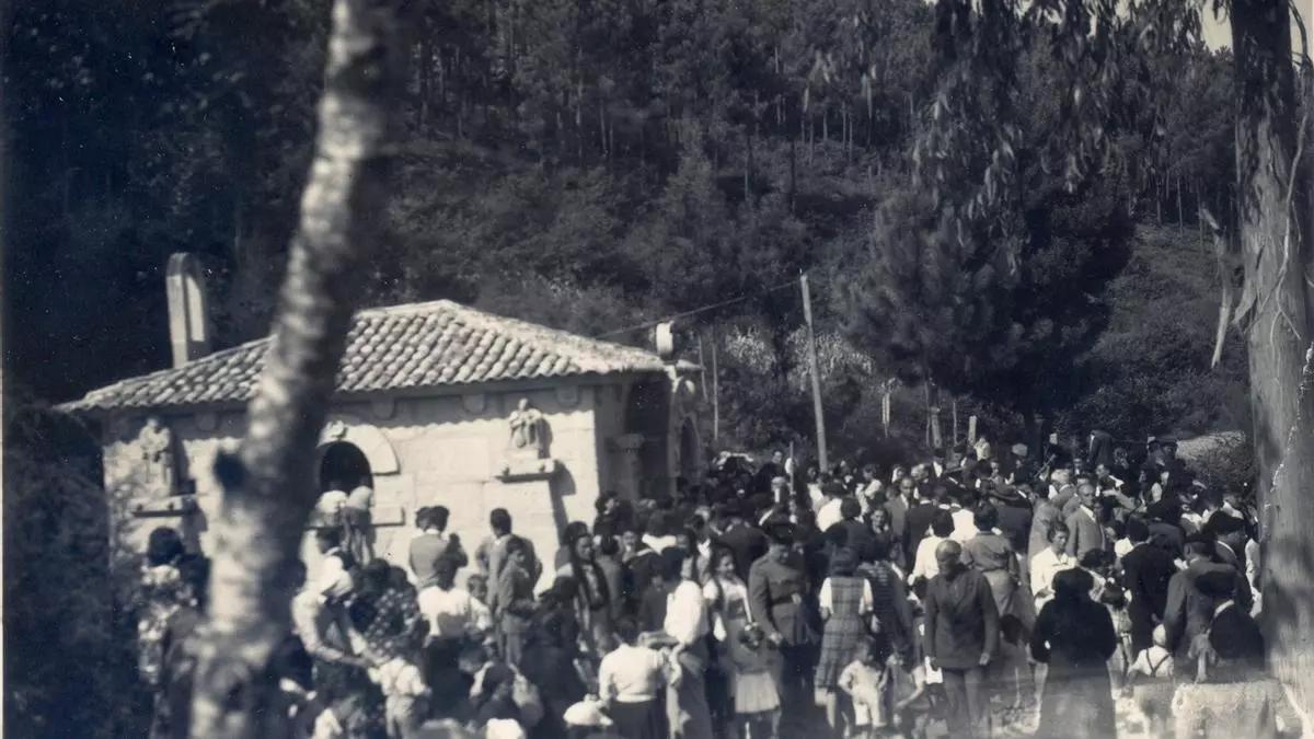 La misa inaugural de la actual capilla  de Santos Reis en Bueu, el 4 de  octubre de 1953.