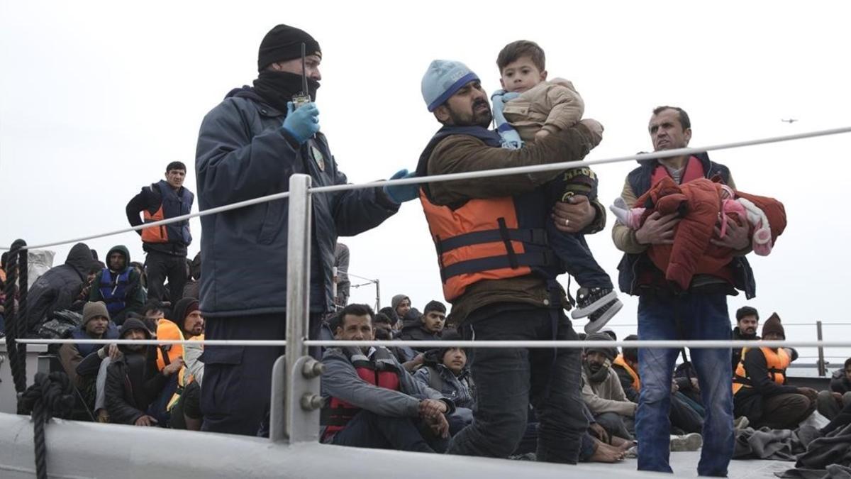 Desembarco de inmigrantes y refugiados en Lesbos, tras ser rescatados por los guardacostas griegos.