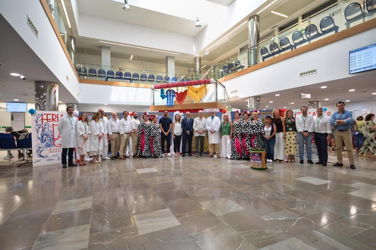 Los pacientes ingresados en unidades de hospitalización reciben la tradicional visita del alcalde con motivo de estas fiestas