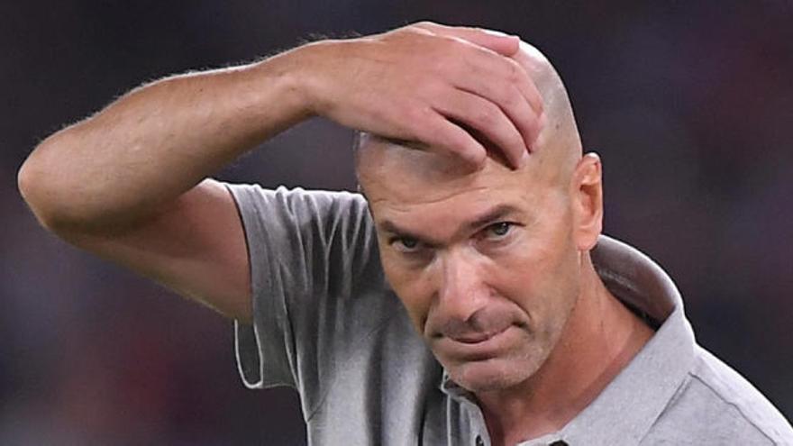 Zidane rascándose la cabeza.
