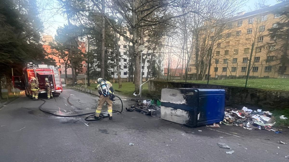 Incendio en el viejo HUCA: el fuego se generó en un contenedor de reciclaje de papel