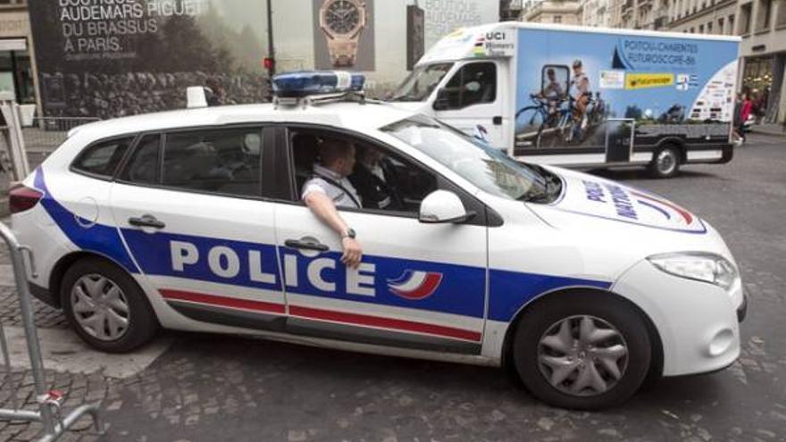 La policía dispara contra un coche cerca de la meta del Tour en París