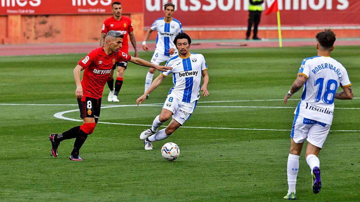 Salva Sevilla conduce el balón ante la presión de Gaku en el duelo ante el Leganés. | GUILLEM BOSCH