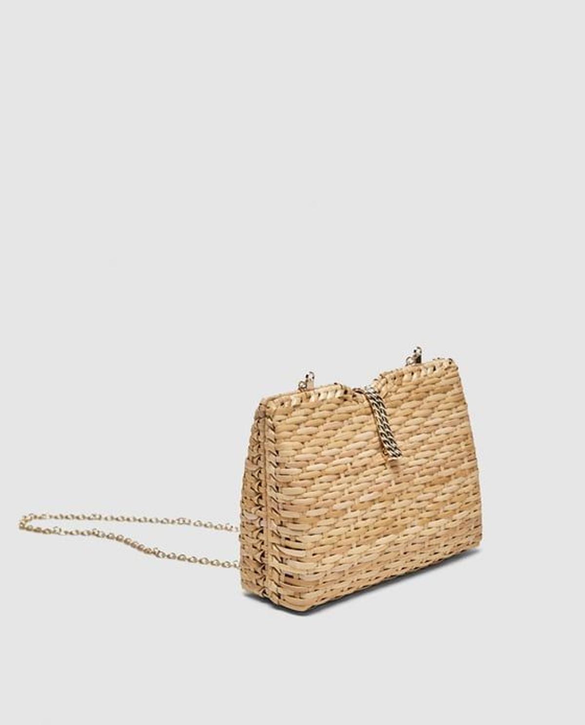 Bolso trenzado de Zara (Precio: 29,95 euros)