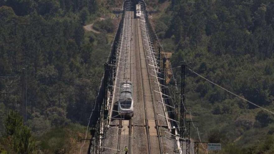 El Avant, detenido tras el atropello en el viaducto del Río Arenteiro, de la LAV Ourense-Santiago. // Brais L.