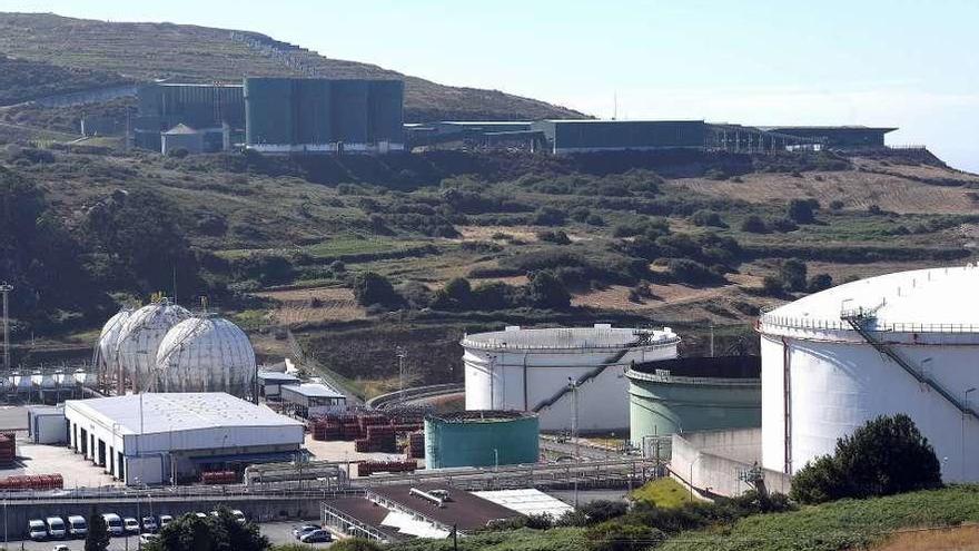 A planta de residuos de Nostián, con parte das instalacións da refinería diante.