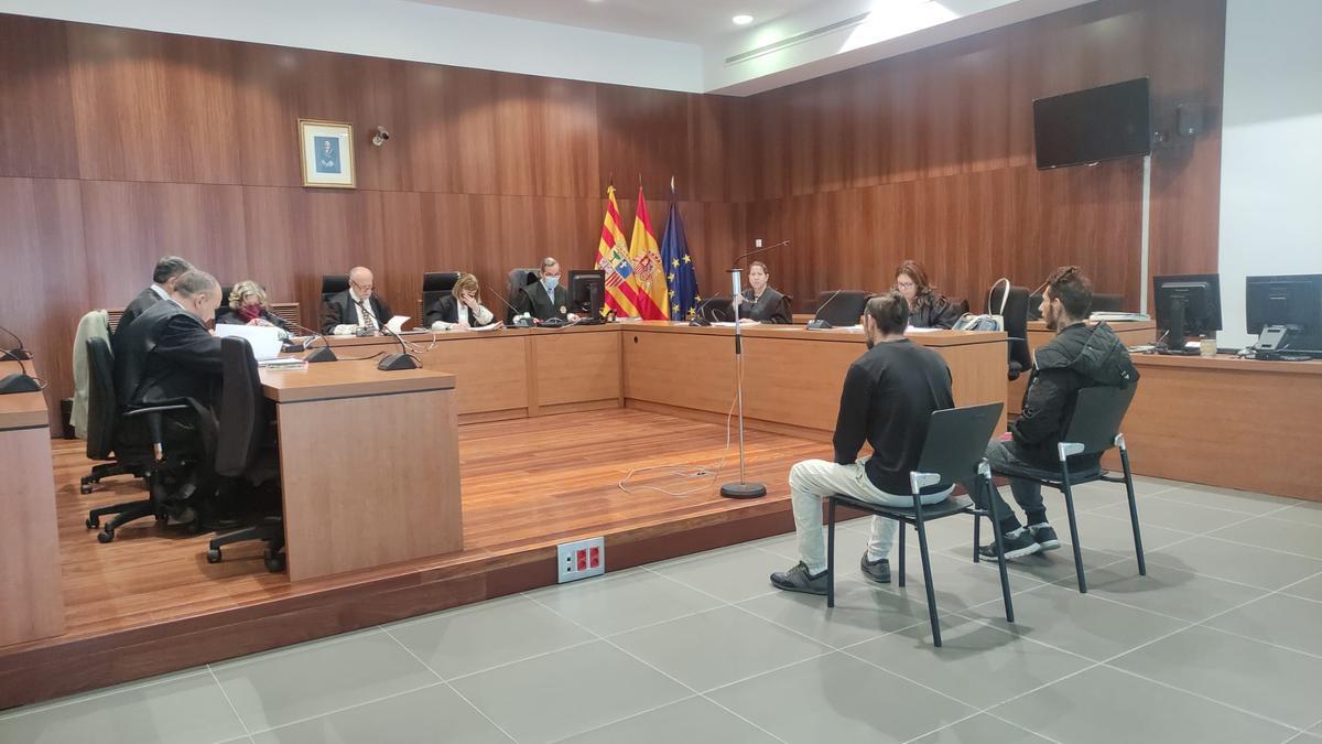 Los dos acusados, Julio y Jonathan, durante el juicio celebrado ayer en la Audiencia Provincial de Zaragoza.