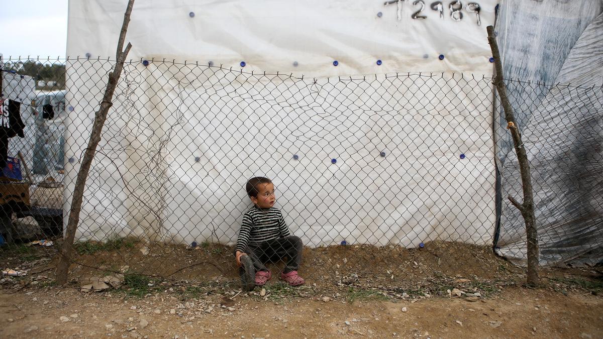 Un niño en un campo de refugiados en Lesbos en una foto de archivo.