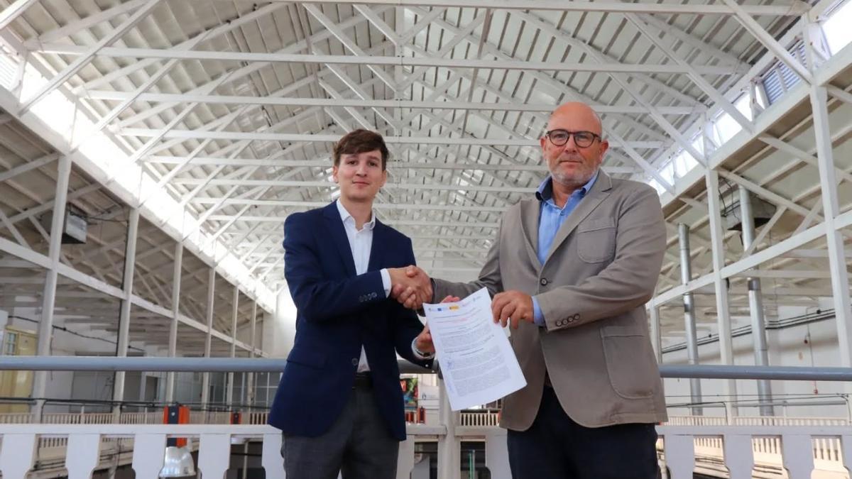 Luis Pérez, izquierda, y el representante de Cerqueira, Manuel Aldao, sostienen el acuerdo de compra firmado el 10 de octubre.