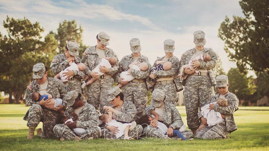 Madres soldados dando el pecho a sus hijos.