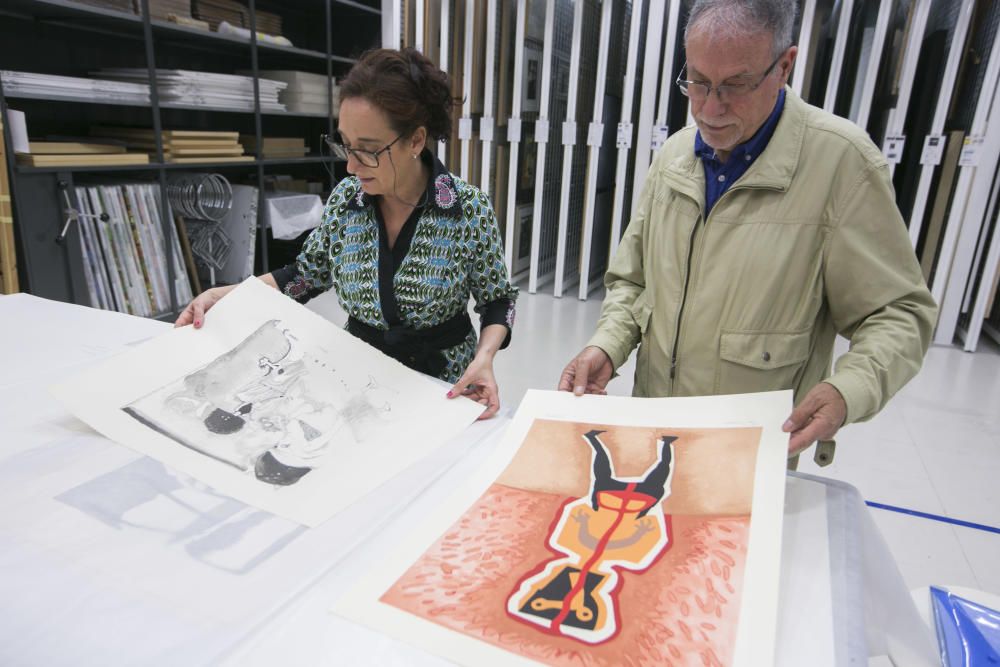 La conservadora del MACA, Rosa Castells, con el artista Eduardo Lastres, en representación de Zachrisson