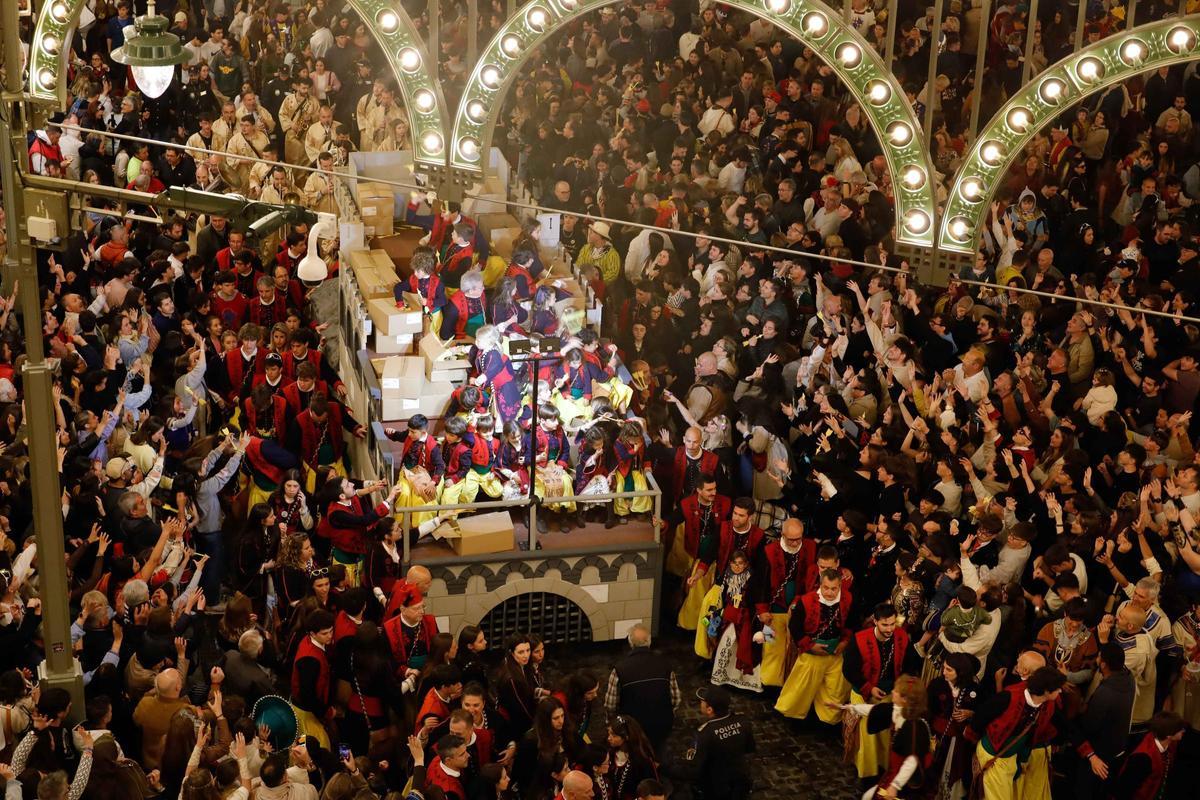 La carroza del Sant Jordiet da la vuerlta a la plaza tirando flechas