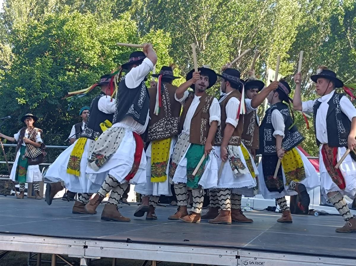Los Pauliteiros bailan una de las danzas en el Día de la Comarca de Valer de Aliste.