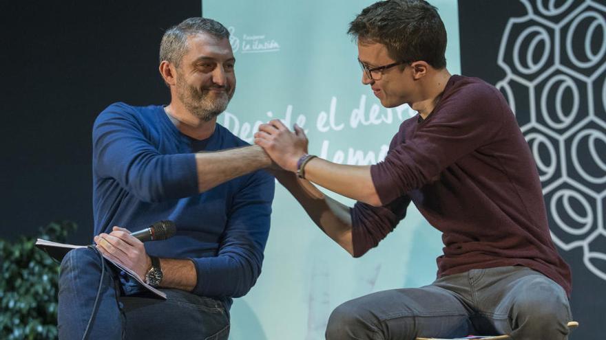 Óscar Urralburu e Íñigo Errejón se estrechan las manos en un acto de Podemos en Murcia.