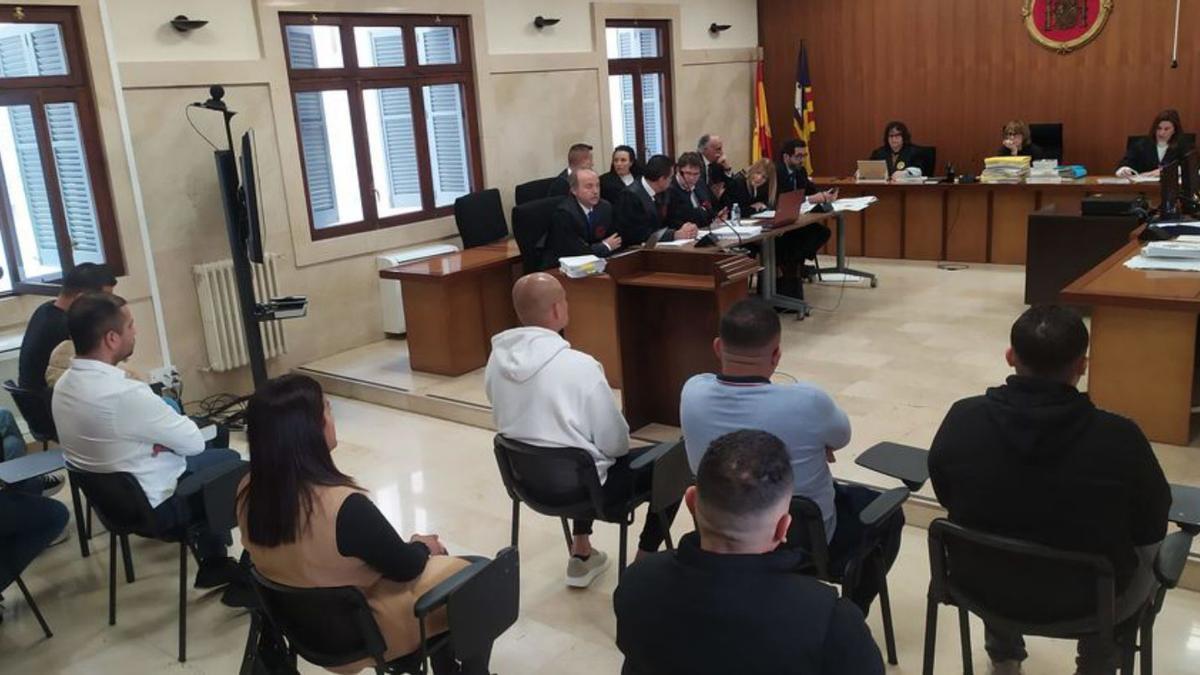 Los acusados, ayer durante el juicio en la Audiencia. | M.O.I.