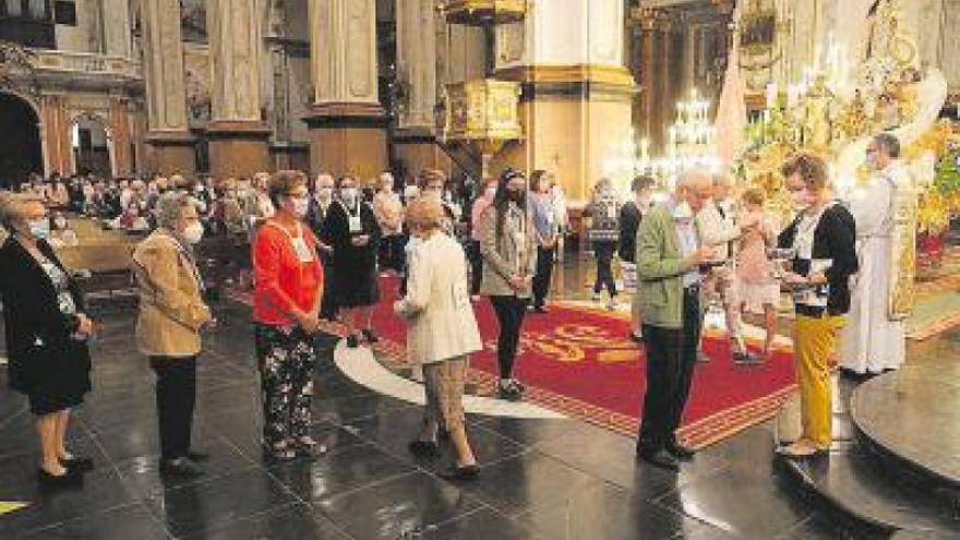 Ofrenda a distancia por el covid