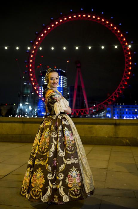 Rocío, una reina en la noche londinense, frente al London Eye.