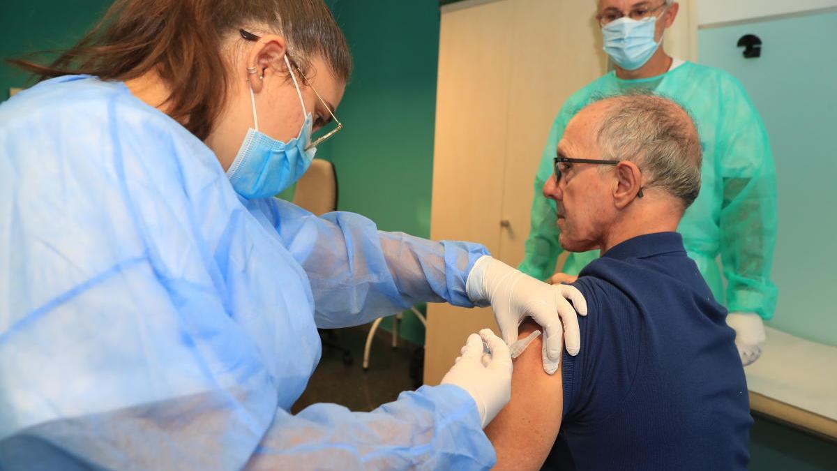 Un usuario recibe la vacuna de la gripe en un centro de Cartagena.