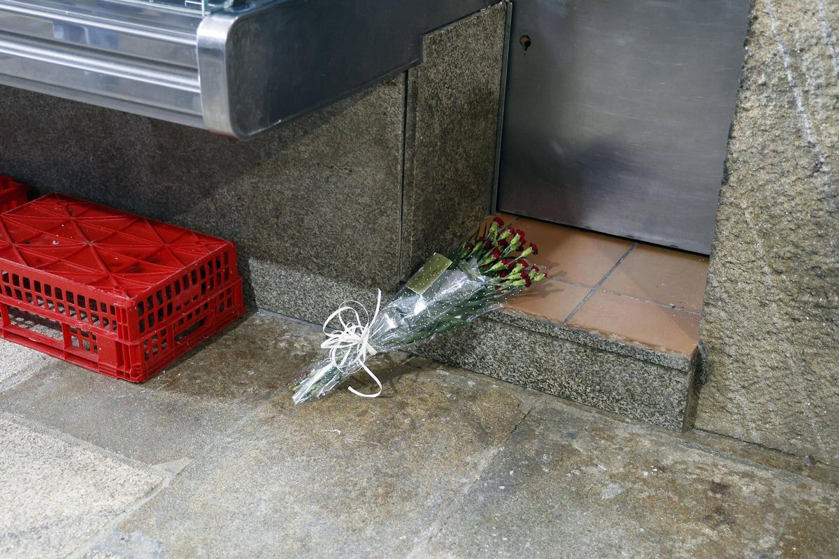 Flores en la Praza de Abastos de Santiago en memoria del carnicero Antonio Costa, propietario de Chelo &amp; Muñico.