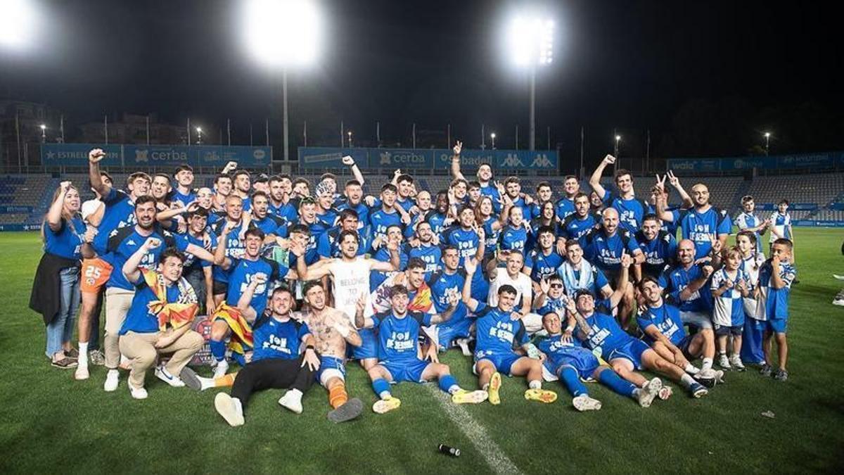 Los jugadores del Sabadelle celebran el ascenso ante el Zamora.