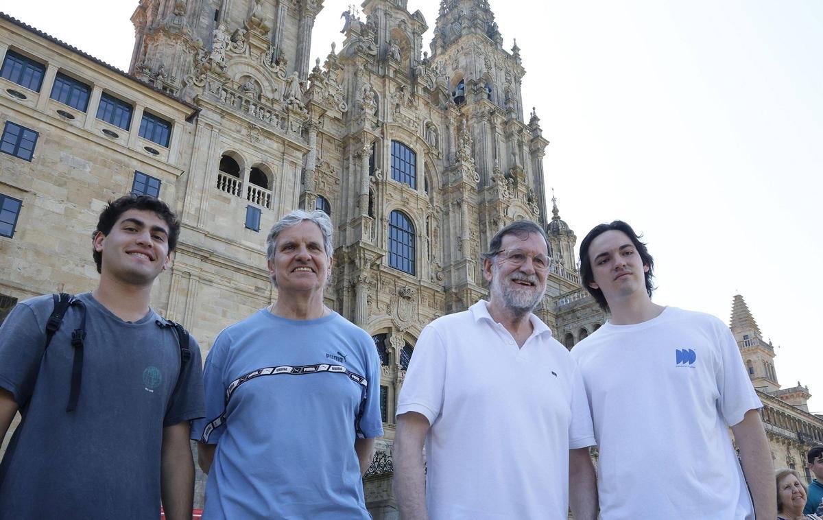 Rajoy, acompañado por su hermano Enrique, su hijo Juan y un amigo de este, en el Obradoiro, tras completar la Ruta