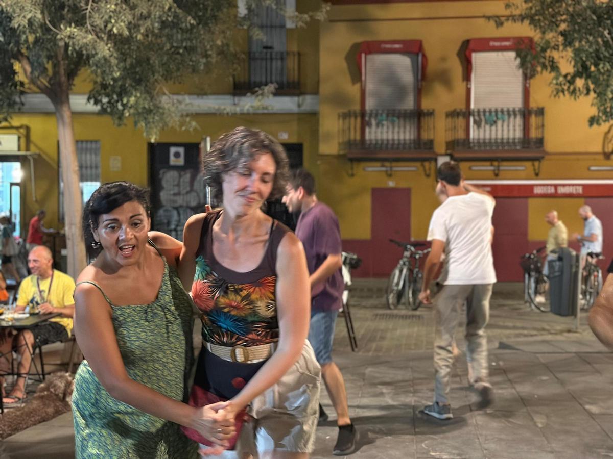 Una pareja de bailarinas durante un martes por la noche en la Plaza del Pumarejo.