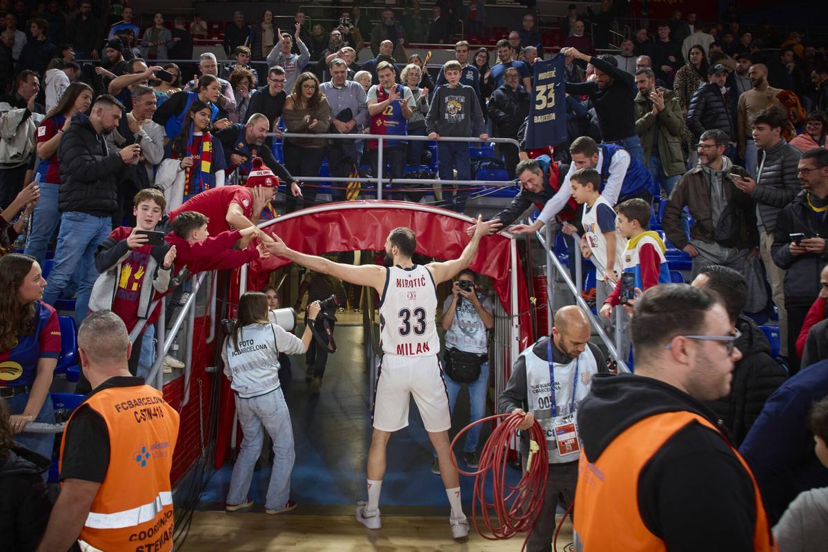 Mirotic se marcha de la pista al final del triunfo del Milán en el palau.