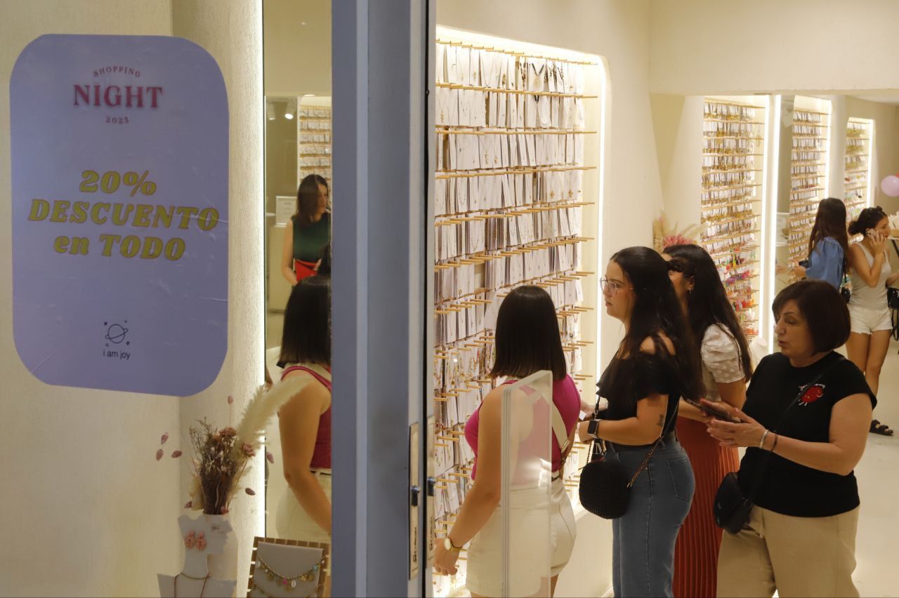 El centro de Córdoba se llena de ambiente en la Shopping Night 2025
