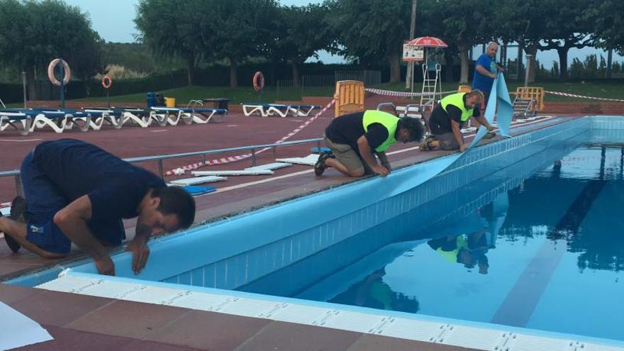 Moment de les reparacions a la piscina gran de Santpedor