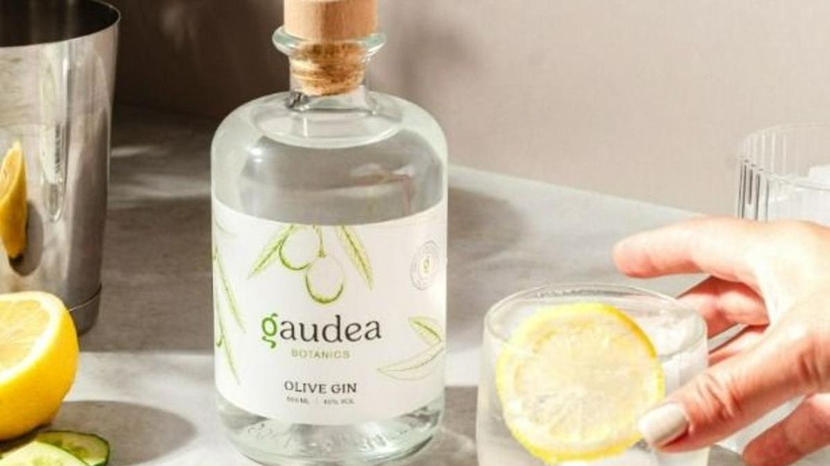 Una botella de la ginebra Gaudea elaborada con aceitunas arbequinas y cilantro.