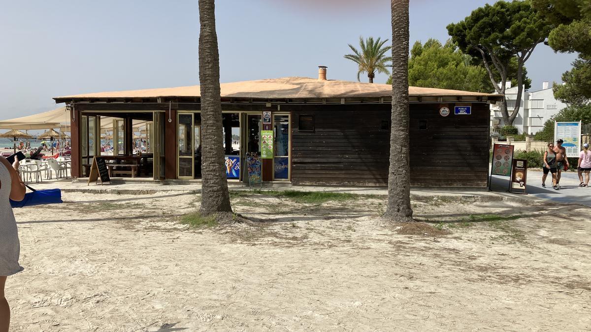 Die Strandbuden, die noch betrieben werden, seien in einem bedauernswerten Zustand, klagen die Hoteliers von Alcúdia.