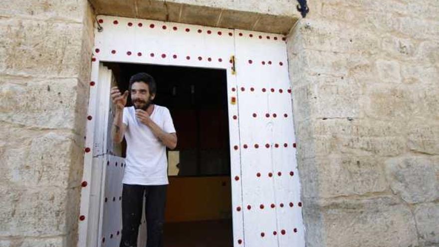 Jaime Sánchez Heras a la puerta de la casa rural de Villalonso, donde vive desde enero.