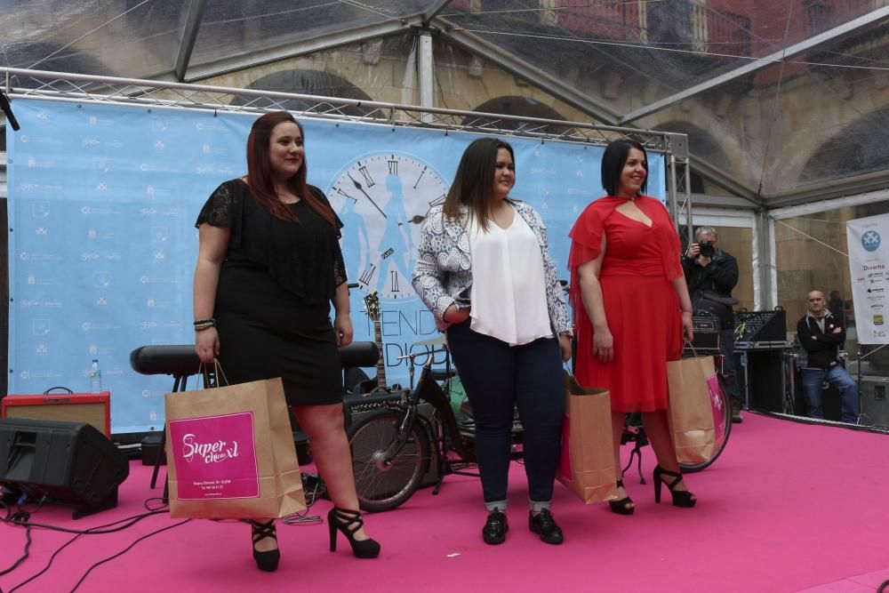 Desfile de moda en la plaza Mayor y posterior salida en bici recorriendo Gijón