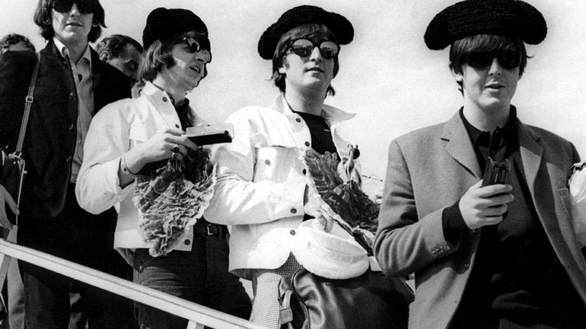 The Beatles a su llegada al aeropuerto de Barcelona en julio de 1965.