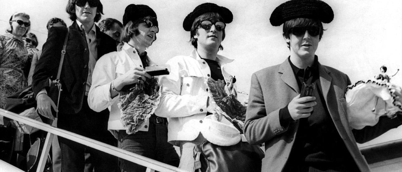 The Beatles a su llegada al aeropuerto de Barcelona en julio de 1965.