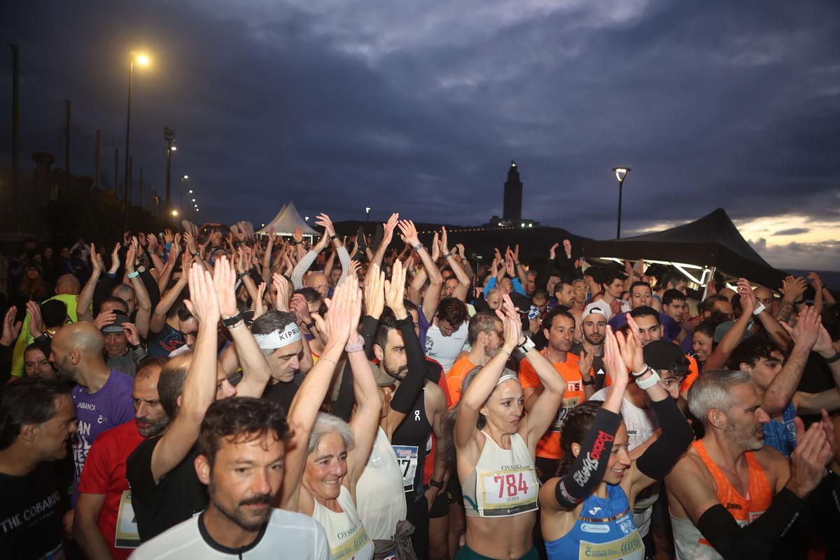 El circuito Coruña Corre estrenó su nueva temporada con la carrera nocturna de la Torre de Hércules.