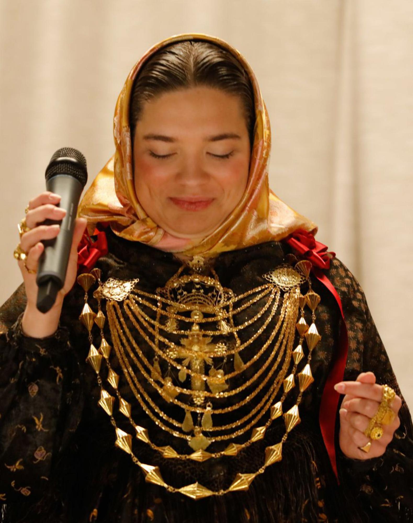  Elena Ribas, Sonriente Y Concentrada, Durante La Interpretación De Su Glosa. 