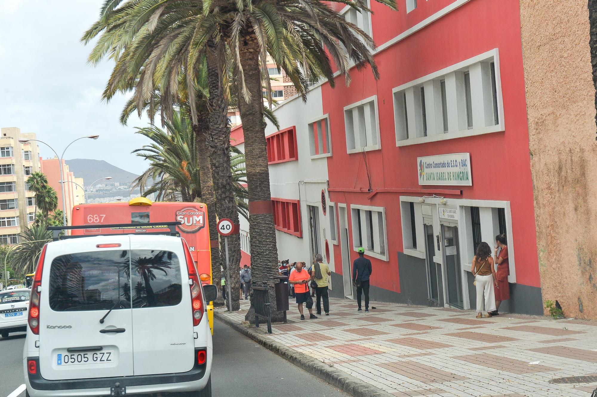 Colas en la sede de caritas en la Avenida de Escaleritas